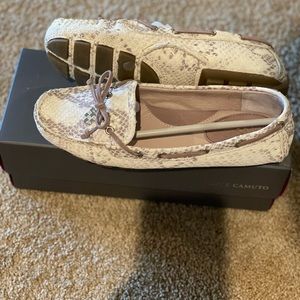 ✨Like New✨Vince Camuto snakeskin design leather loafers 👞